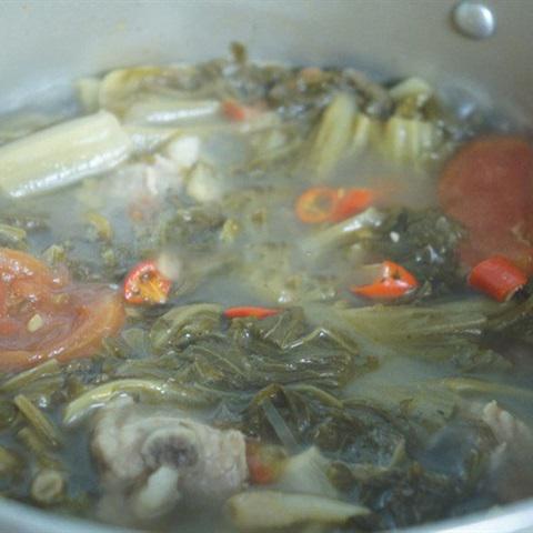 Cách làm canh dưa chua nấu sườn