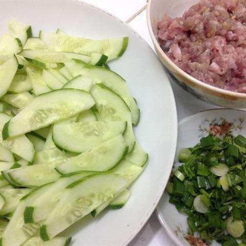 Cách làm canh dưa leo thịt bằm