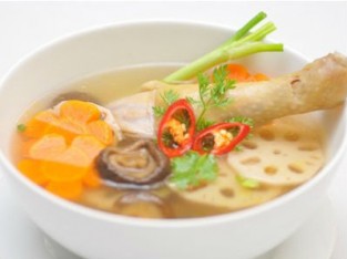 Canh đùi gà nấu củ sen