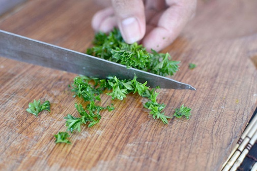 Cánh gà chiên sốt hành tây và sa tế thơm ngon khó cưỡng