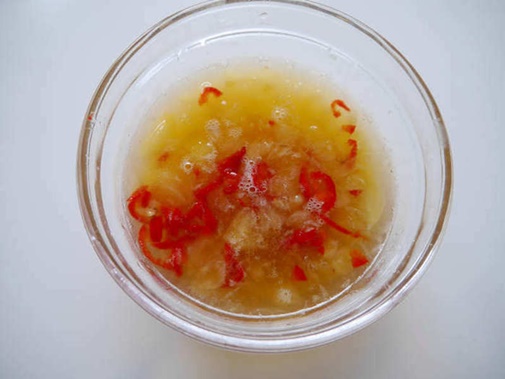 Cánh gà chiên sốt hành tây và sa tế thơm ngon khó cưỡng