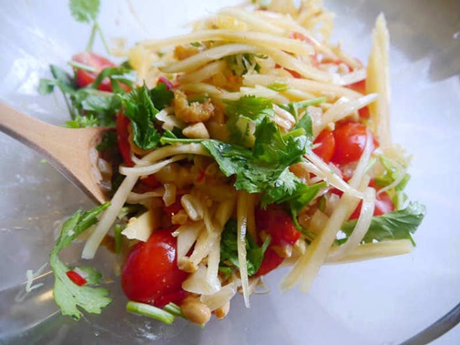 Cánh gà chiên sốt hành tây và sa tế thơm ngon khó cưỡng