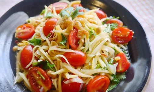 Cánh gà chiên sốt hành tây và sa tế thơm ngon khó cưỡng