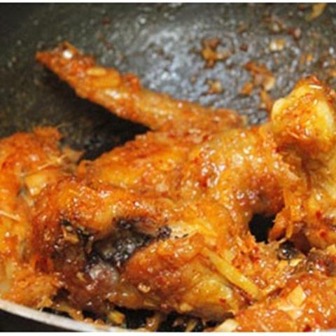 Cách làm cánh gà chiên sốt sa tế