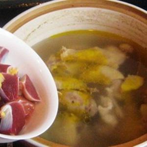 Cách làm canh gà hầm khoai môn