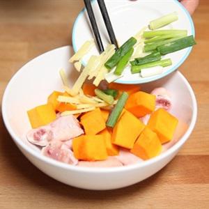 Cách làm cánh gà hấp bí đỏ