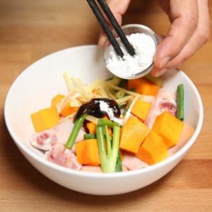 Cách làm cánh gà hấp bí đỏ