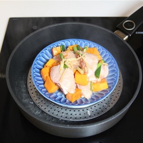 Cách làm cánh gà hấp bí đỏ