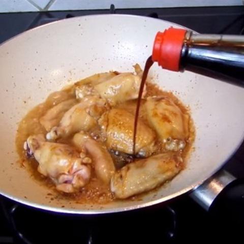 Cách làm cánh gà kho khoai tây
