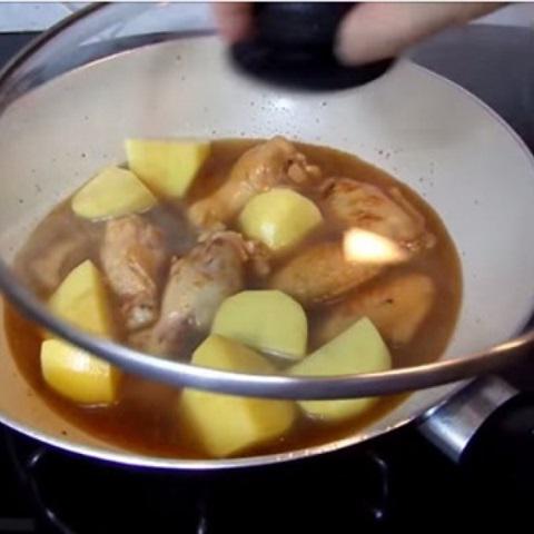 Cách làm cánh gà kho khoai tây