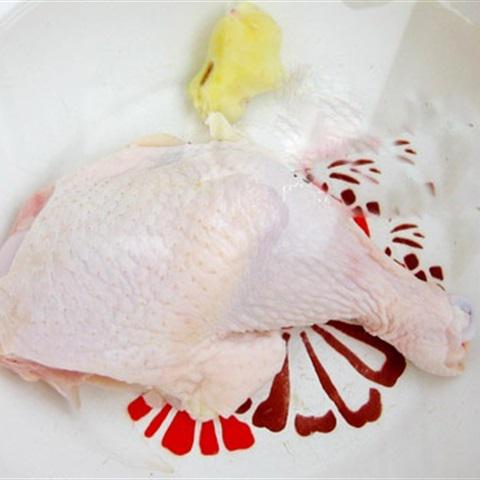 Cách làm canh gà nấu bắp và táo