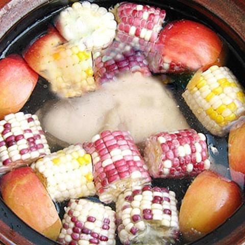 Cách làm canh gà nấu bắp và táo