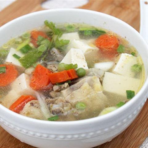 Cách làm canh gà nấu đậu hũ và rau củ