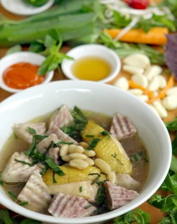 Canh gà nấu khoai môn