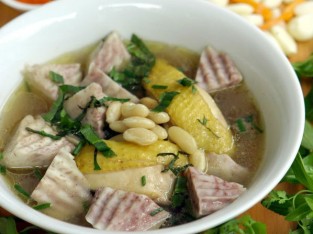 Canh gà nấu khoai môn