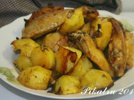 Cánh gà nướng kèm khoai tây