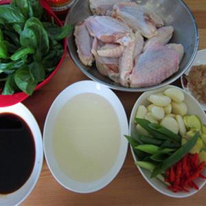 Cách làm cánh gà om húng quế