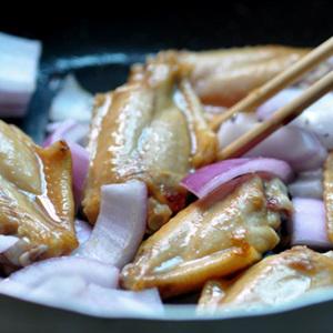 Cách làm cánh gà rim cà chua