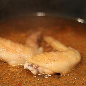 Cách làm cánh gà sốt cay kiểu Thái