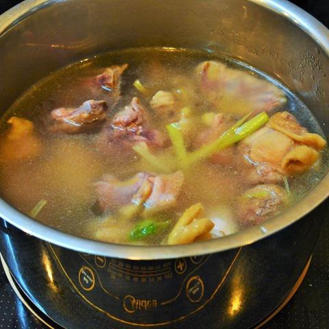 Cách làm canh gà ta lá giang