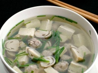 Canh hẹ nấu nấm thịt