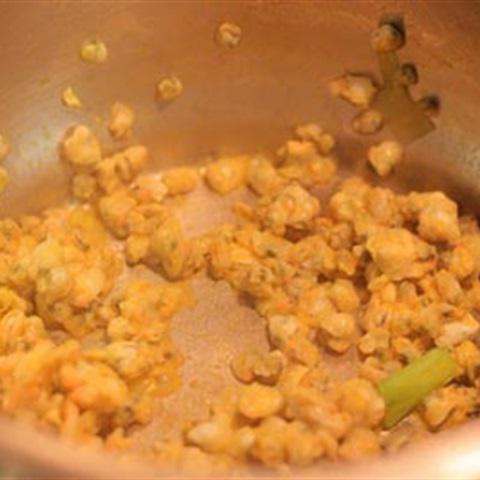 Cách làm canh hến nấu dưa cải chua