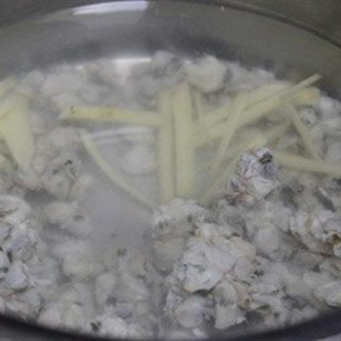 Cách làm canh hến nấu rau muống