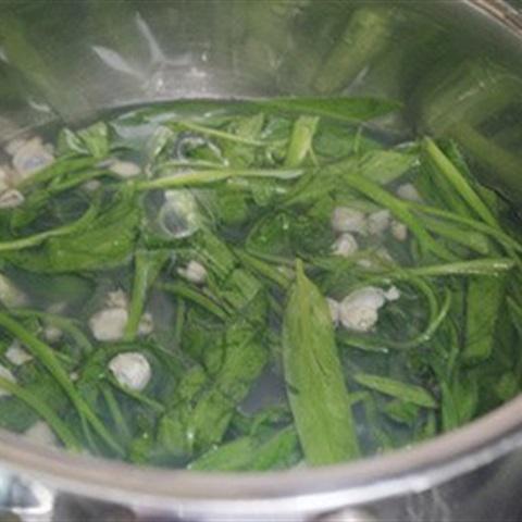 Cách làm canh hến nấu rau muống