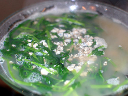 Canh hến nấu với ngó mùng