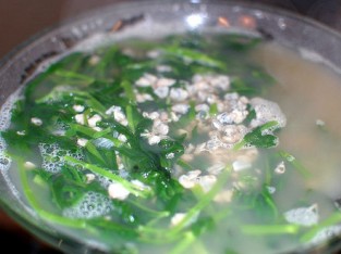 Canh hến nấu với ngó mùng