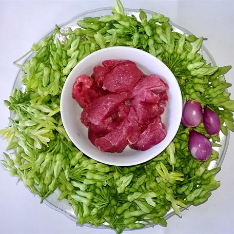 Cách làm canh hoa thiên lý nấu thịt bò