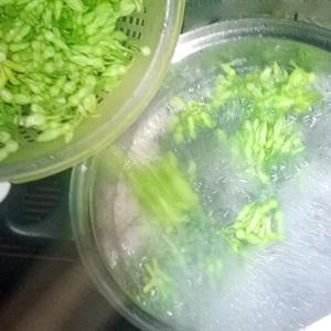 Cách làm canh hoa thiên lý nấu thịt bò