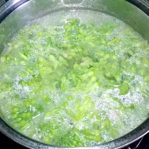 Cách làm canh hoa thiên lý nấu thịt bò