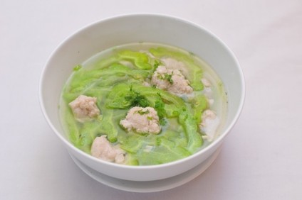 Canh khổ qua nấu cá thác lác