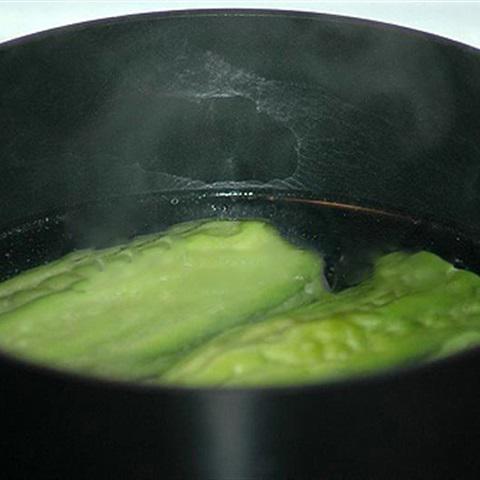 Cách làm canh khổ qua nhồi tôm thịt