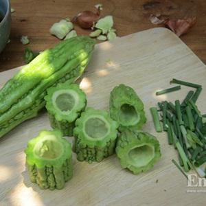 Cách nấu canh khổ qua nhồi tôm