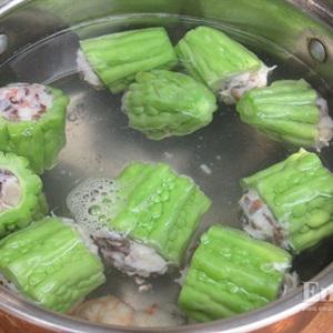 Cách nấu canh khổ qua nhồi tôm