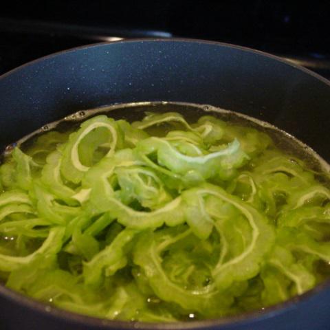 Cách làm canh khổ qua tôm