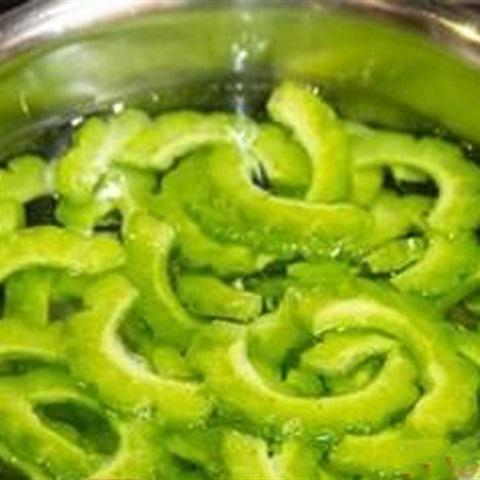 Cách làm canh khổ qua vải thiều