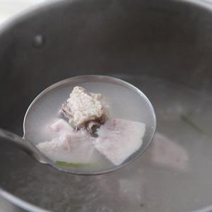 Cách nấu canh khoai môn sườn heo