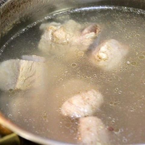 Cách làm canh khoai sọ nấu sườn