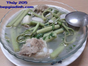 Canh khoai sọ rau nhút