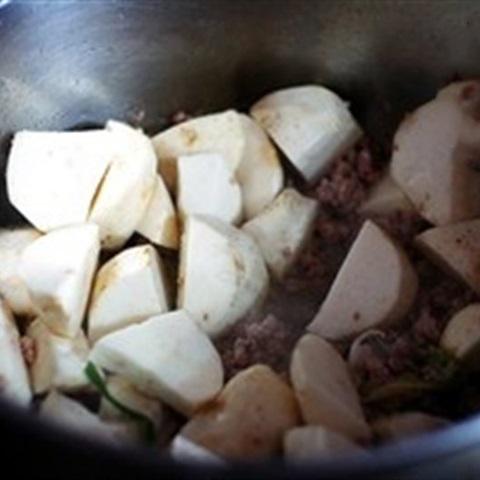 Cách làm canh khoai sọ thịt băm