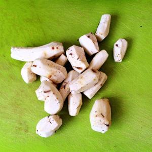 Cách làm canh khoai sọ thịt gà viên