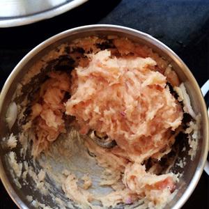 Cách làm canh khoai sọ thịt gà viên