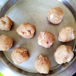 Cách làm canh khoai sọ thịt gà viên