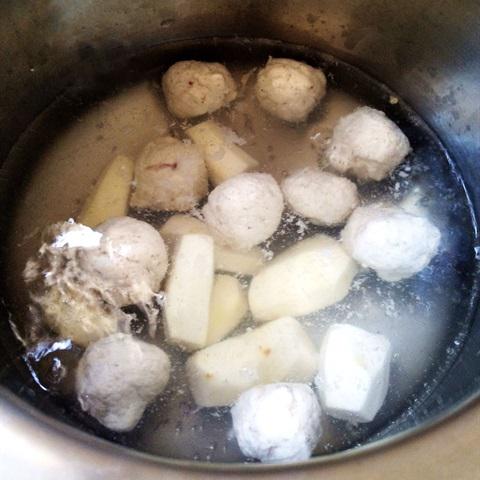 Cách làm canh khoai sọ thịt gà viên