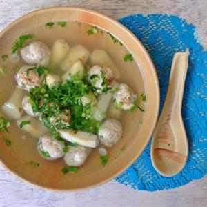 Cách làm canh khoai sọ thịt gà viên