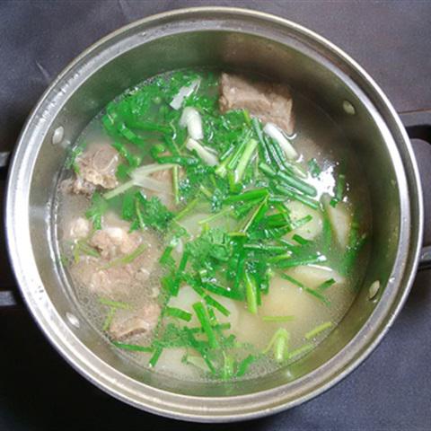 Cách làm canh khoai từ nấu sườn