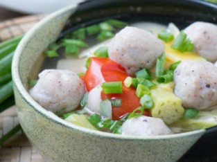 Canh măng chua chả cá